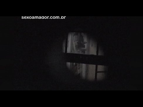 ❤️ Blondie estas sekrete filmita fare de najbara voyeur kaŝita malantaŭ kavaj brikoj ❌ Porno ĉe ni ️❤